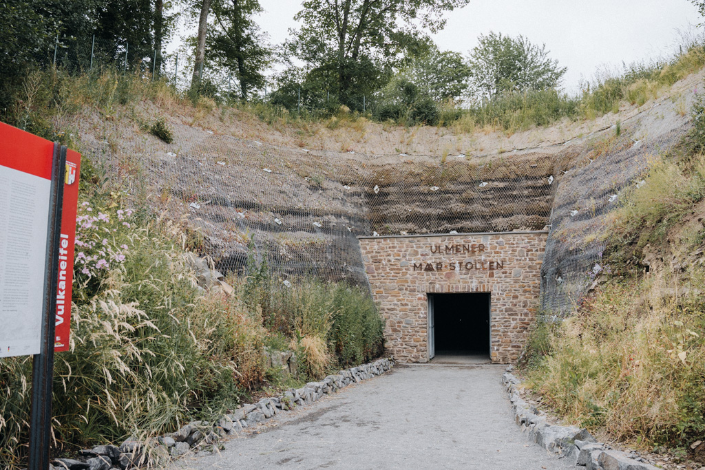 Eingang zum Ulmener Maar Stollen am Jungfernweiher Maar