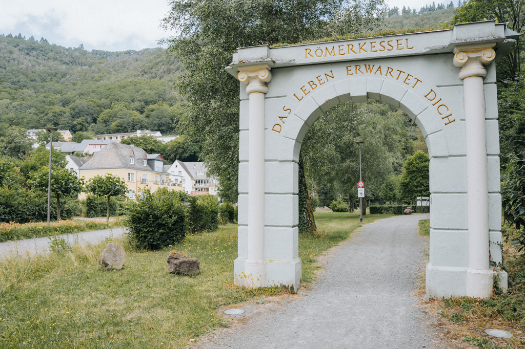 Das Tor zum Landschaftstherapeutischen Park Römerkessel in Bad Bertrich mit Aufschrift: Das Leben erwartet dich