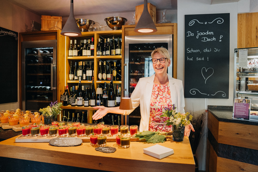 Bastenfasten mit Tanja Becker im Hotel NaturPur Maarblick sie zeigt auf die frischen Smooties mit den Wildkräutern aus dem Garten