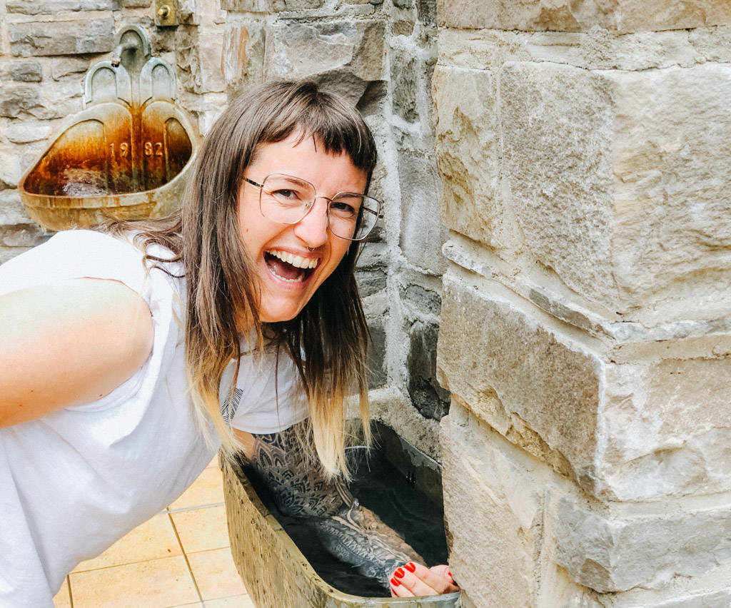 Lisa Ludwig geht mit ihren Armen im Kurpark Daun ins Kneippbecken während des Vulkaneifel Urlaub