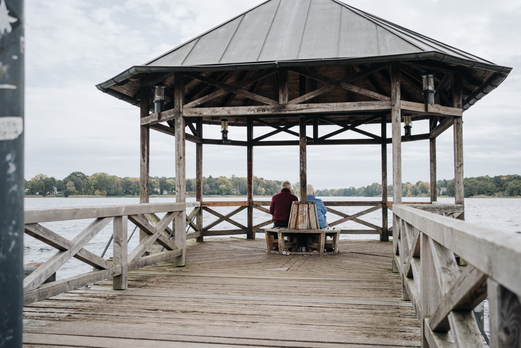 Blick eines alten Paares unter dem Pavillon auf den Ruppiner See