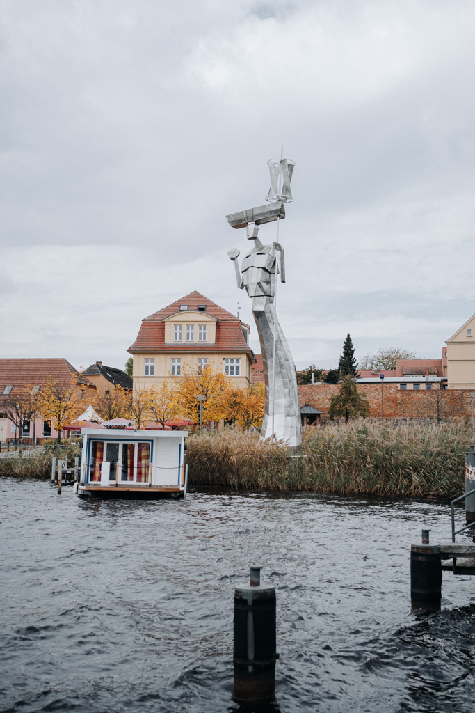 Skulptur Parzival am See ist eine Sehenswürdigkeit in Neuruppin