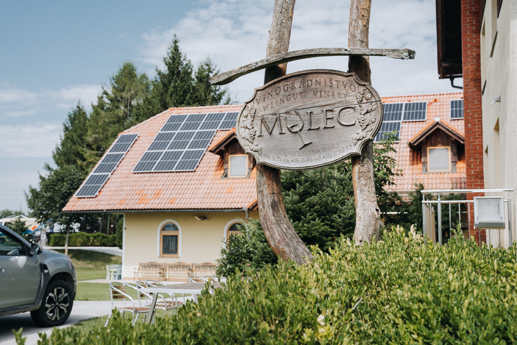 Blick auf Schild von Weingut Mulec, kleine, schöne Stellplätze in Slowenien