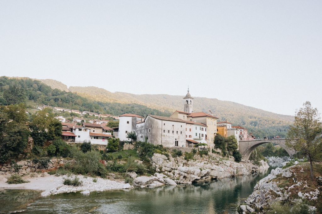 Blick auf den Ort Kanal ob Soči im Soča Tal während des Roadtrip durch Slowenien