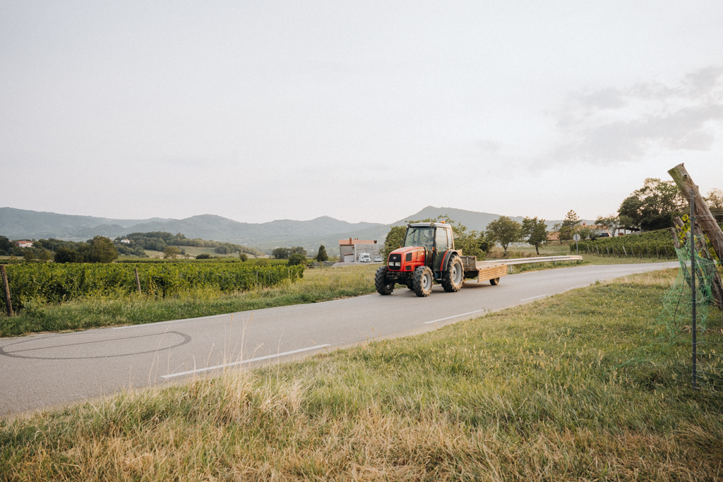 Bauern und Winzer im Vipava Valley mit Traktor 