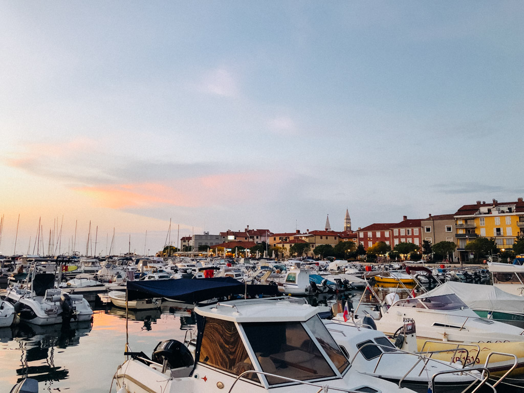 Blick auf Izola am Abend von der Marina aus