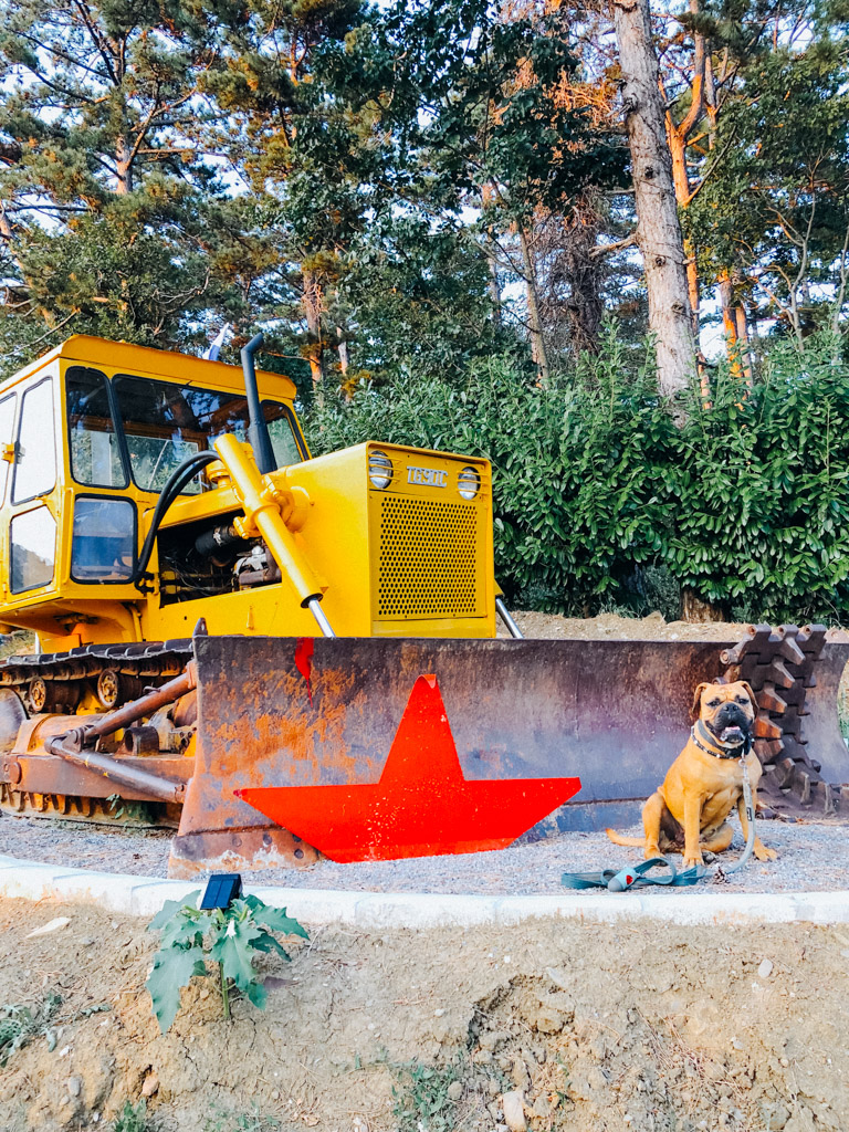 Bulldozer als Sehenswürdigkeit für die Unabhängigkeit Sloweniens in Vrhpolje im Vipava Valley