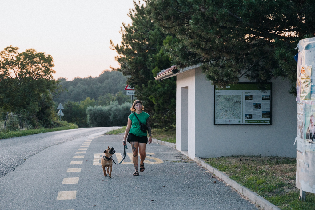 Frau Maier und Lisa Ludwig gehen Gassi beim Kamp David im Vipava Valley