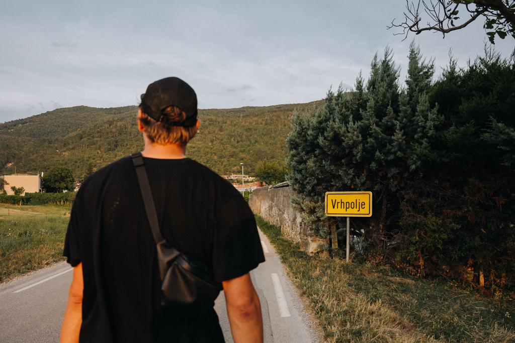 Vrhpolje Eingangsschild mit Dowo und Sonnenuntergang während des Roadtrips durchs Vipava Valley