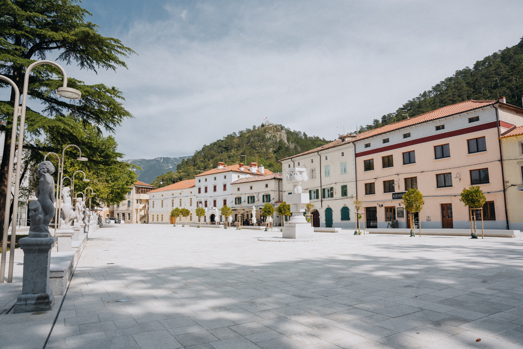 neuer Hauptplatz in Vipava mit Einkehrmöglichkeiten 