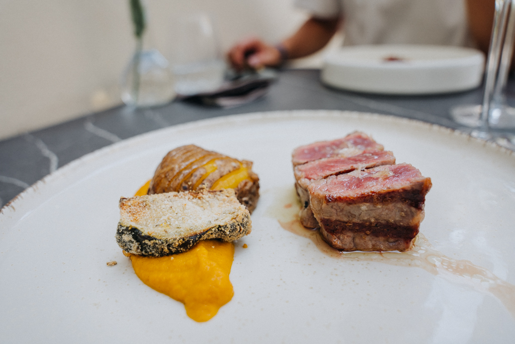 Hauptspeise mit Rind, Kartoffeln, Zucchini und Karottenmouse im Restaurant Faladur 