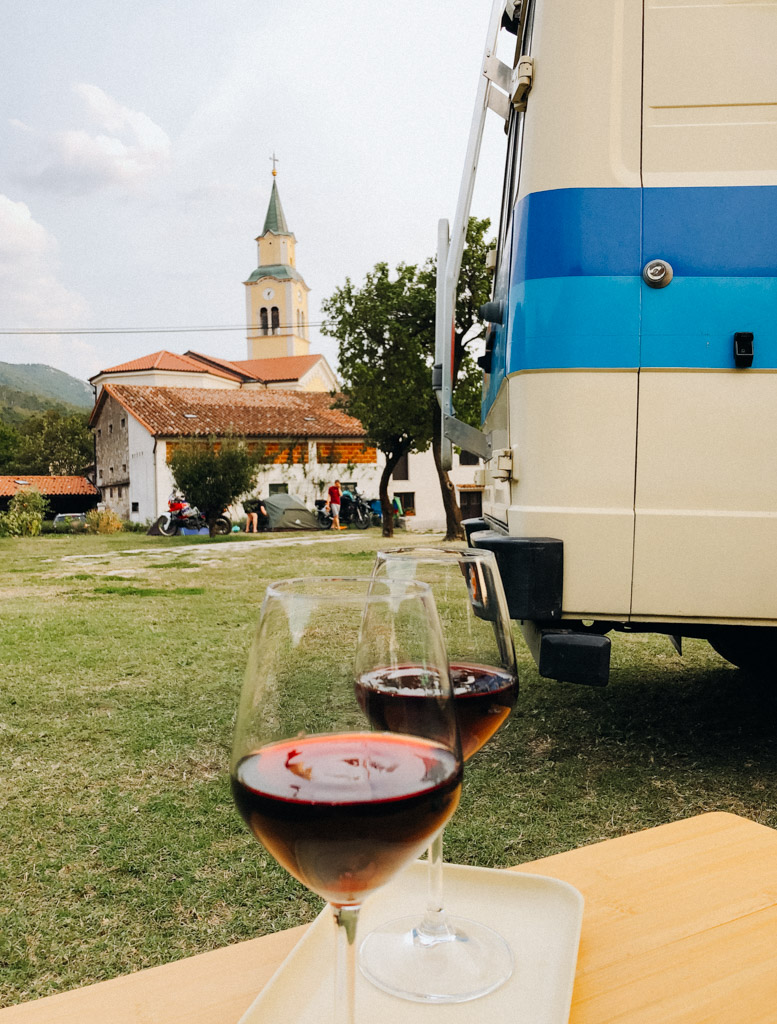 Hauseigener Rotwein serviert auf dem Campingplatz Vrhpolje in Vipava Valley