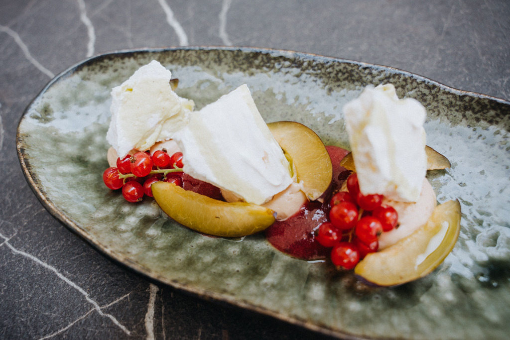 Nachspeise mit Eisschnee und frischem Obst im Restaurant Faladur Vipava