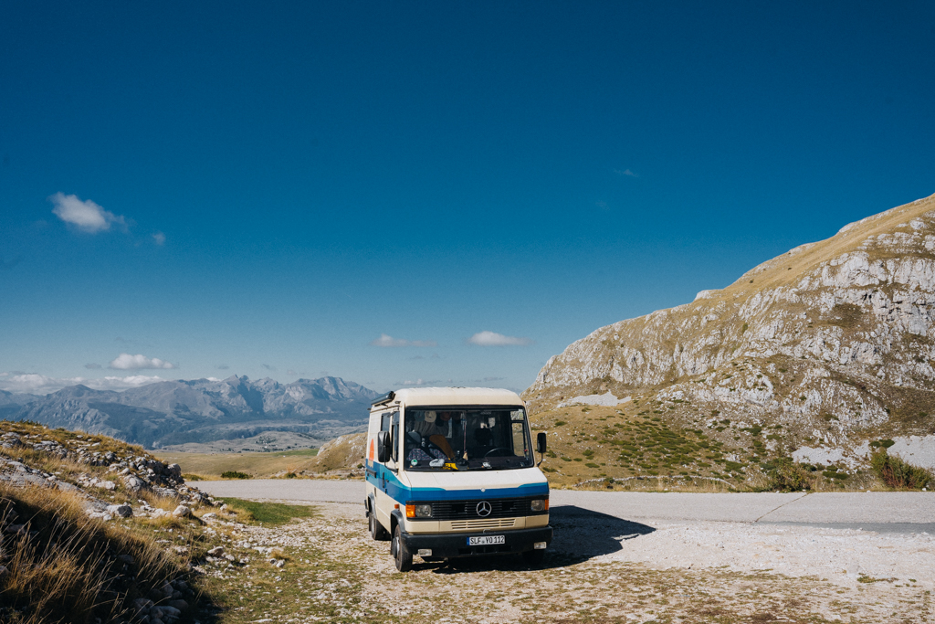 Hubi, Mercedes Benz 510KA, steht im Durmitor Nationalpark während des Roadtrip durch Montenegro