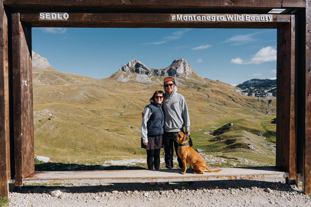 Montenegro Roadtrip auf dem Sedlo Pass Familienfoto mit dem Holzrahmen