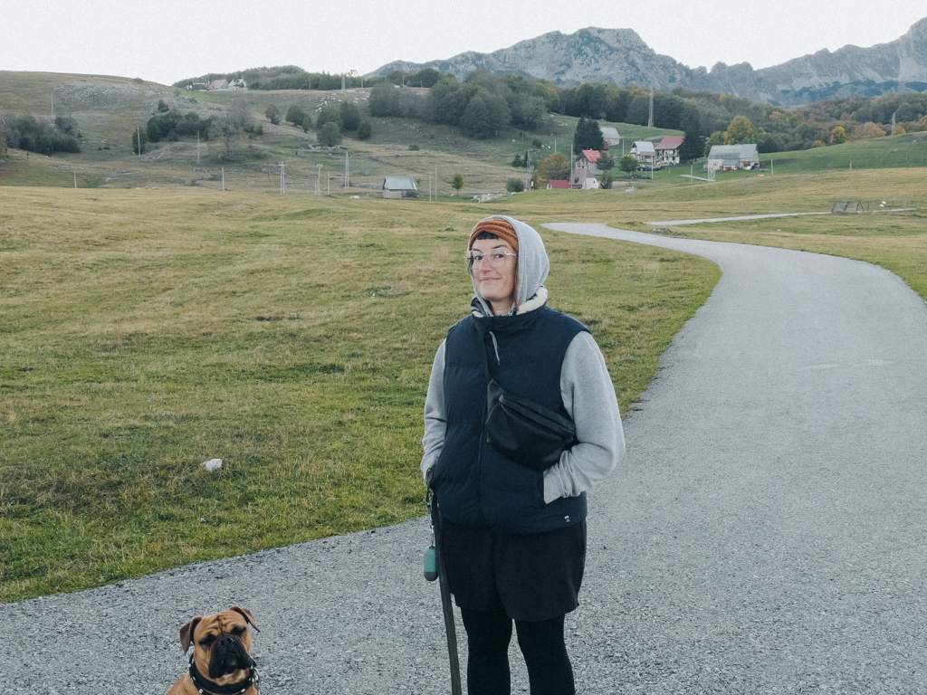 Frau Maier und Lisa Ludwig beim Gassi gehen am Durmitor Nationalpark während des Roadtrip durch Montenegro