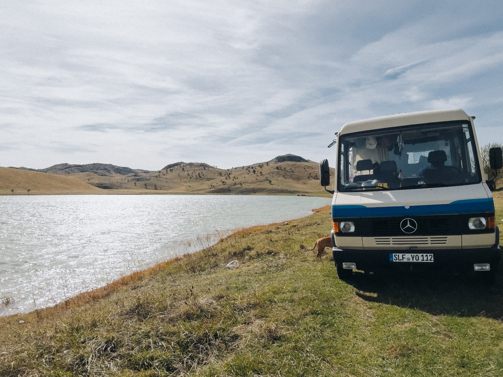 Freistehen in Montenegro mit Hubi Mercedes Benz 510KA am Teufelssee