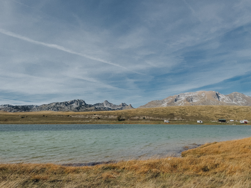 Wildcampen in Montenegro am Teufelssee während des Roadtrips