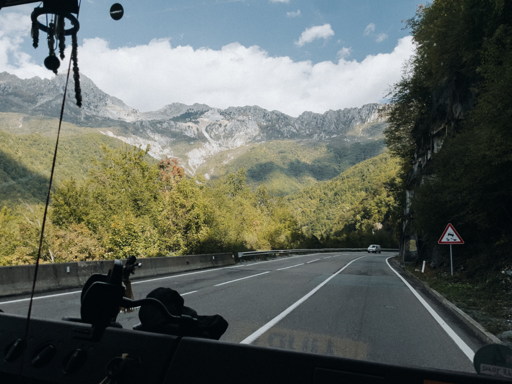 Los geht die Fahrt durch eine der schönsten Schluchten in Montenegro - Die Morača-Schlucht während des Montenegro Roadtrip