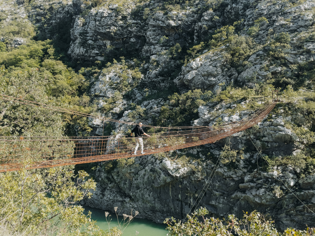 Dowo geht über die Most na sajlama Brücke über die Morača eine Sehenswürdigkeit