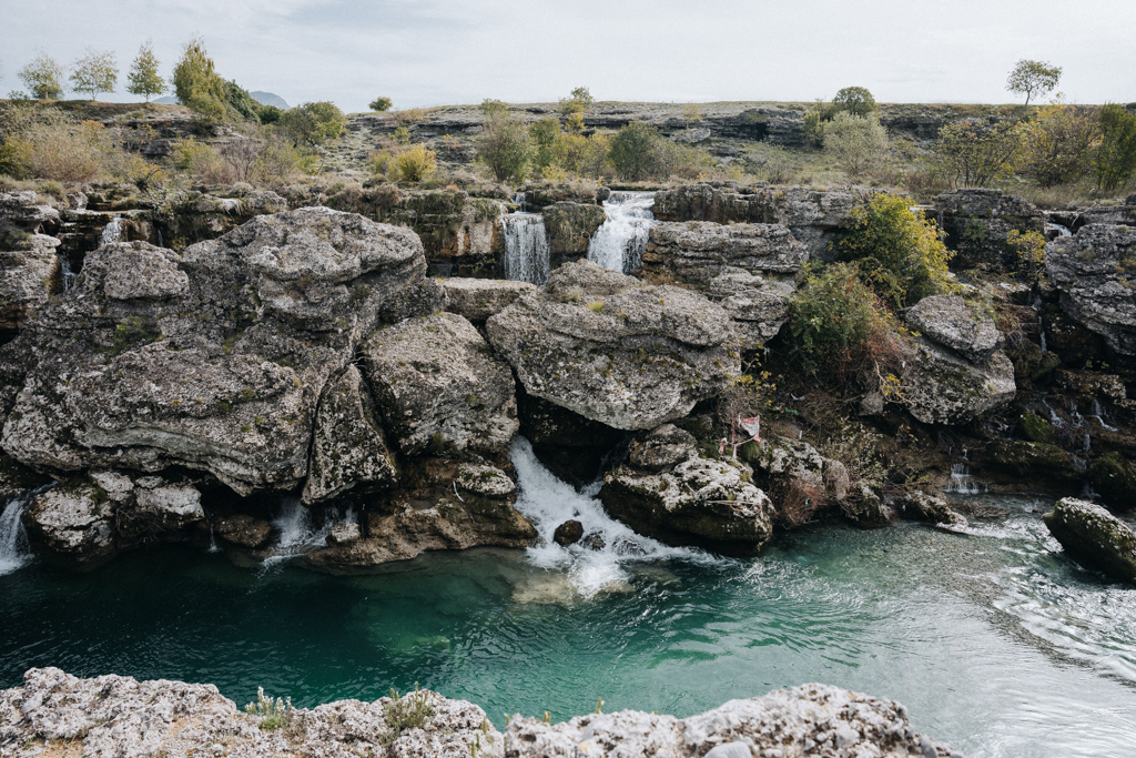 Blick auf den Niagara Wasserfall in Montenegro während des Roadtrips mit dem Camper