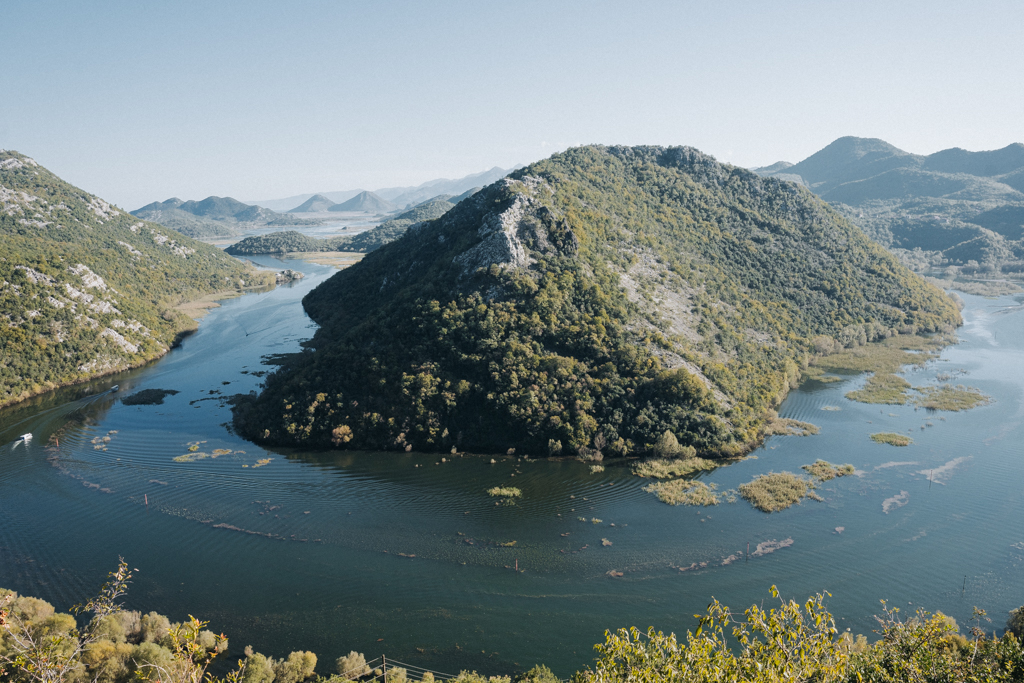 Blick auf die Schleife im Skadarsee in Montenegro vom Viewpoint Pavlova Strana