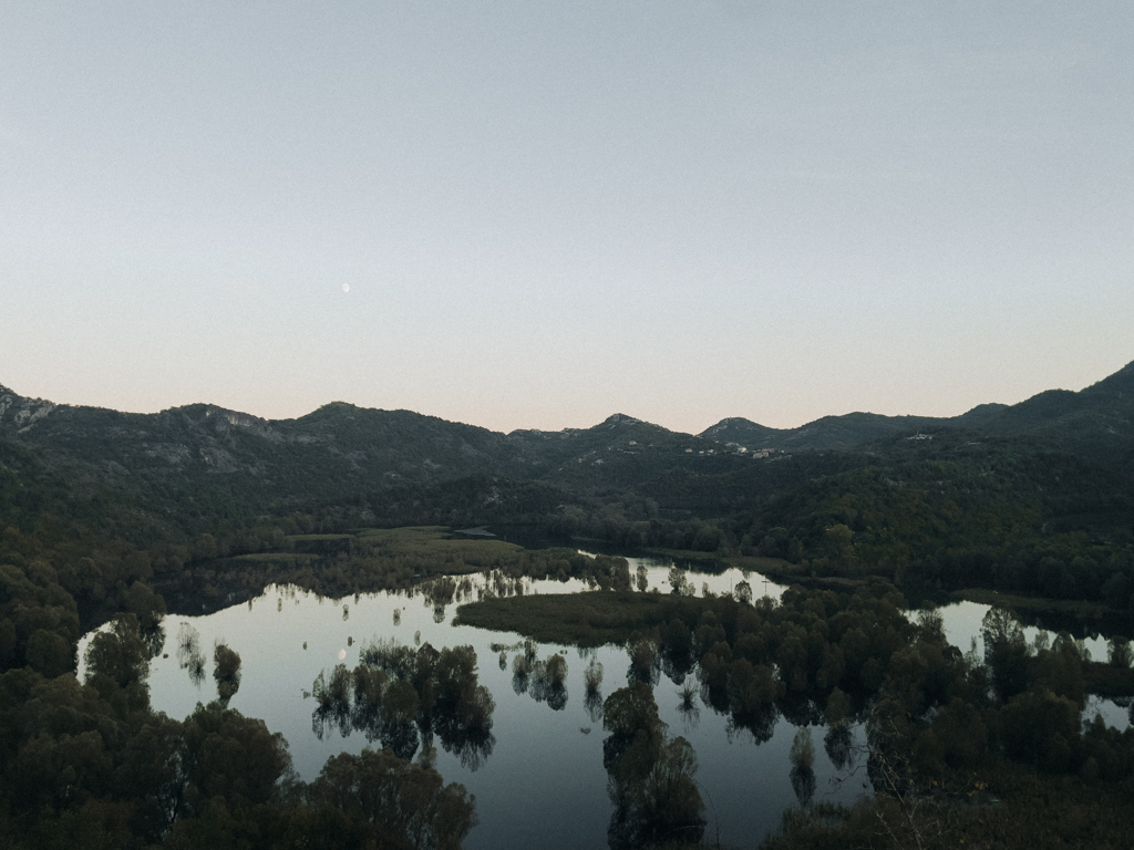 Blick auf den letzten Zipfel des Skadarsee in Montenegro